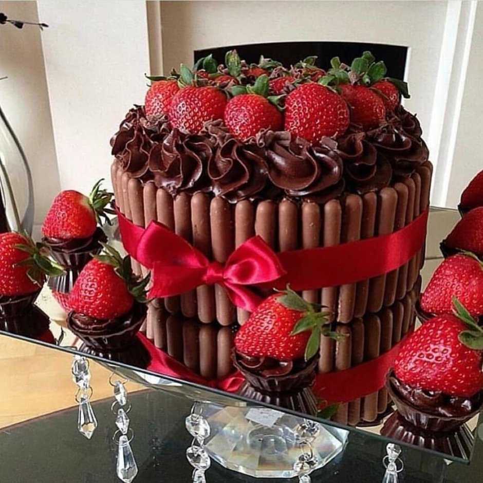 Красивый шоколадный торт на день рождения