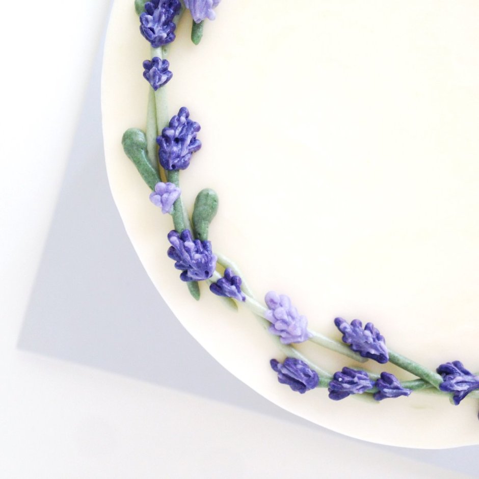 Торт украшенный цветами лаванды
