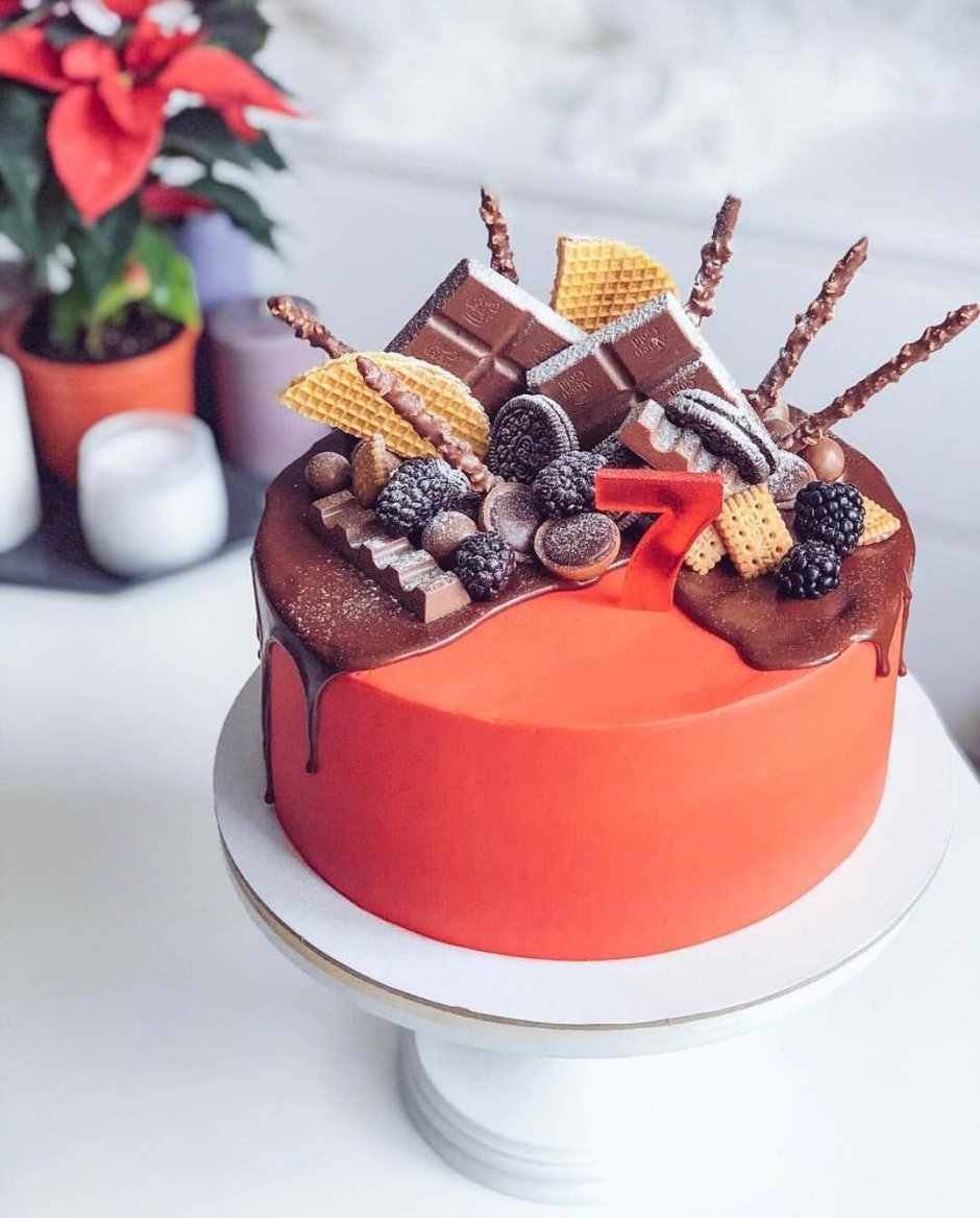 Торт с кремовыми цветами и ягодами