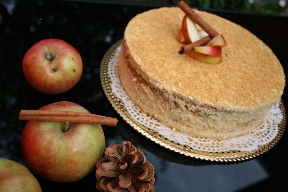 Песочный пирог с яблоками и безе