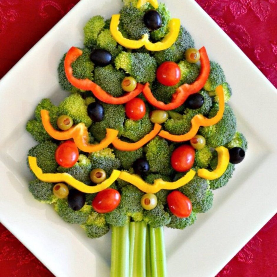 Новогодняя елка из овощей и фруктов