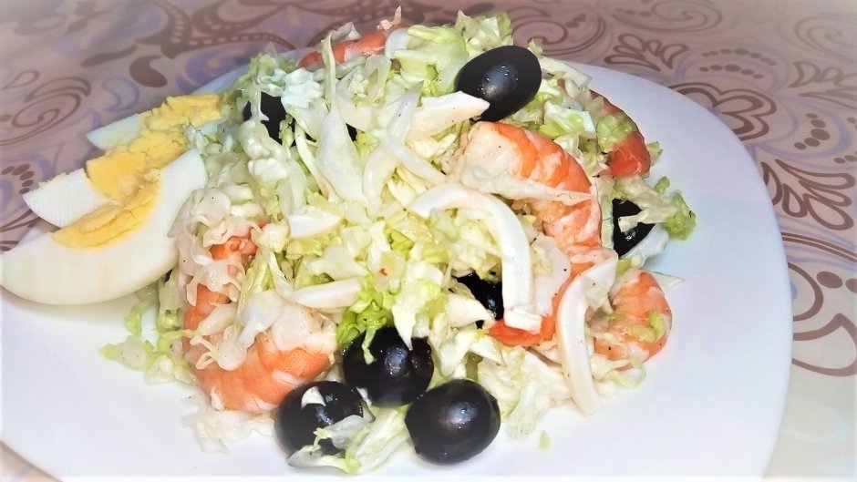 Салат с капустой и морепродуктами