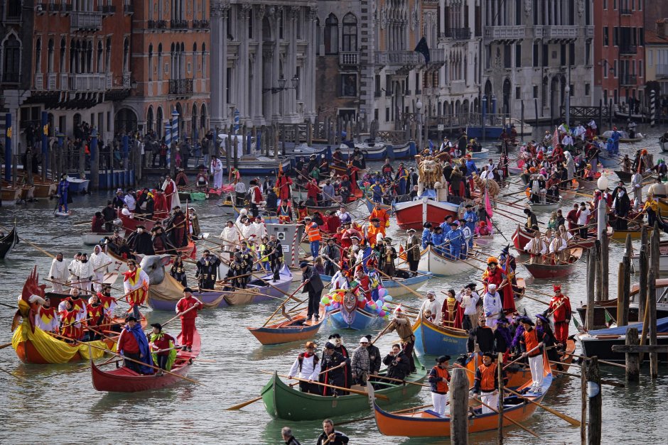 Венецианский карнавал парад гондол