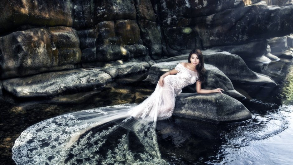 Фотосессия в воде в платье