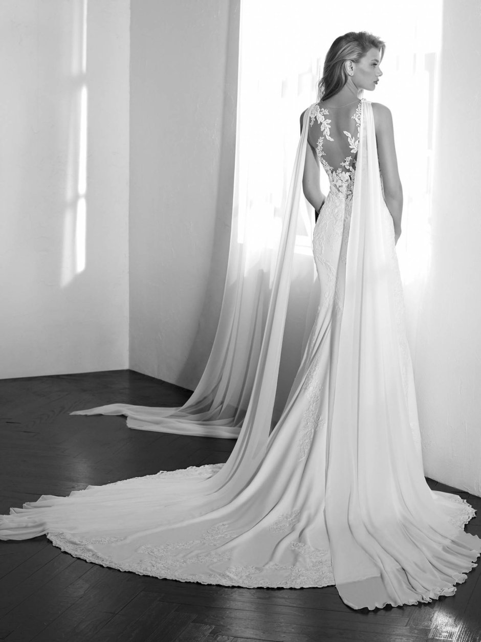 Свадебное платье с шлейфом от плеч