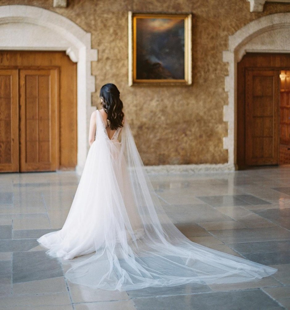 Свадебное платье с накидкой в пол