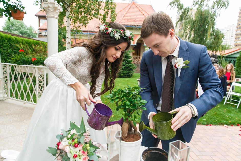 Церемония посадки дерева на свадьбе