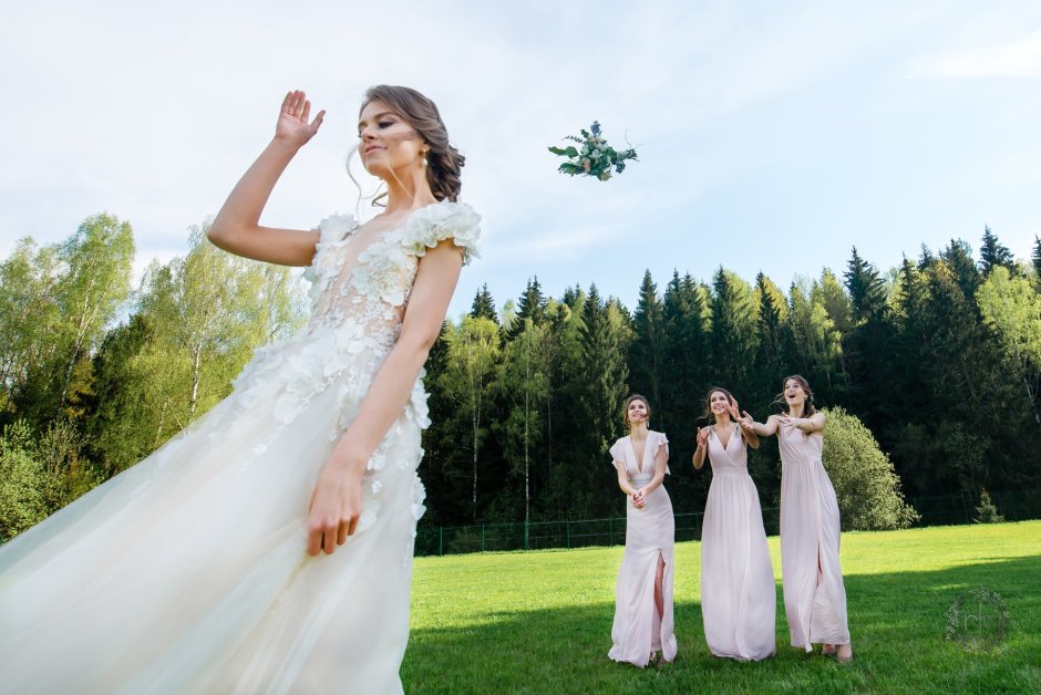 Невеста бросает букет на свадьбе