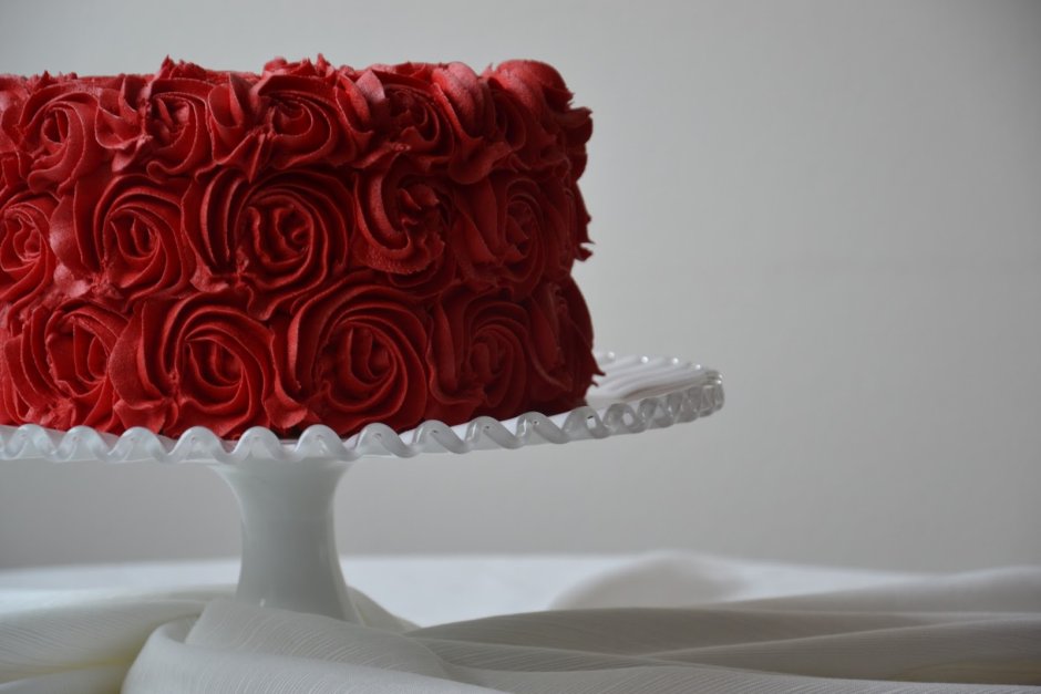 Торт с красными розами из крема