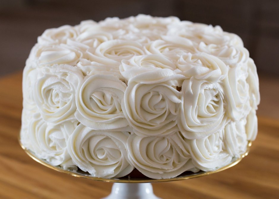 Украшение торта белыми розами