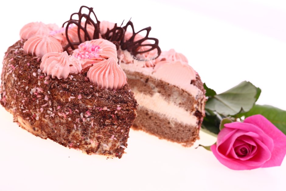 Шоколадный торт с розовыми розочками