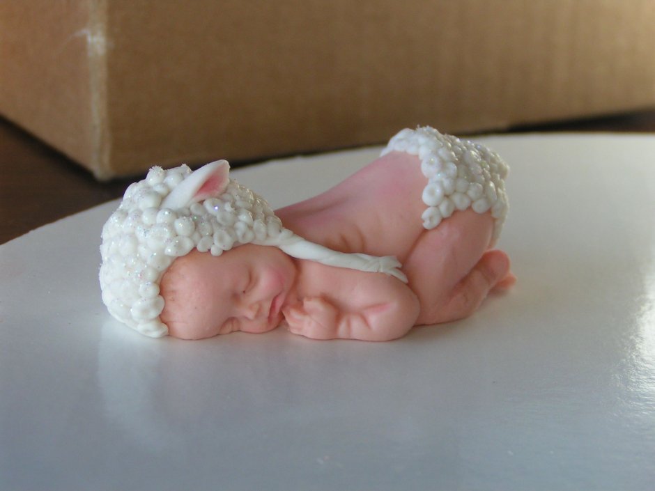 Фигурка младенца из мастики