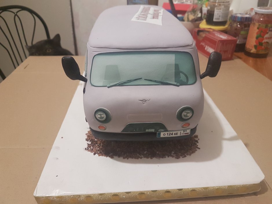 Торт в виде буханки машины
