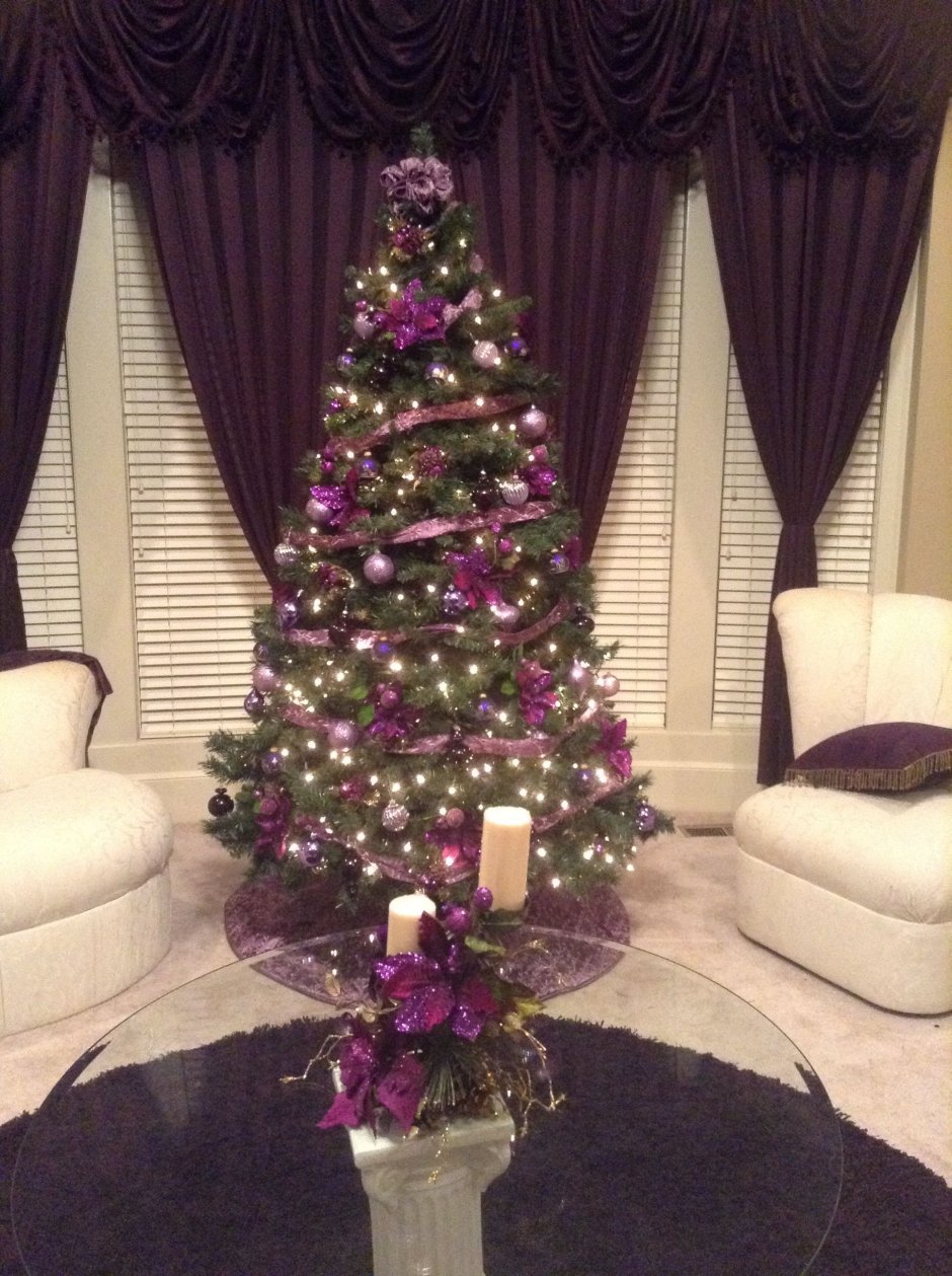 Новогодняя елка с фиолетовыми шарами
