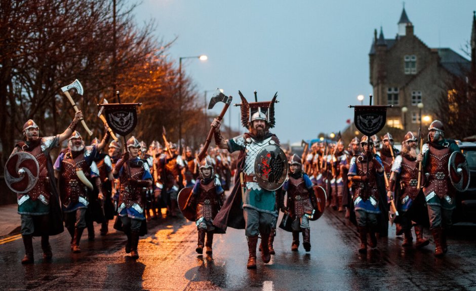 Ап Хелли АА (up Helly AA) В Шотландии