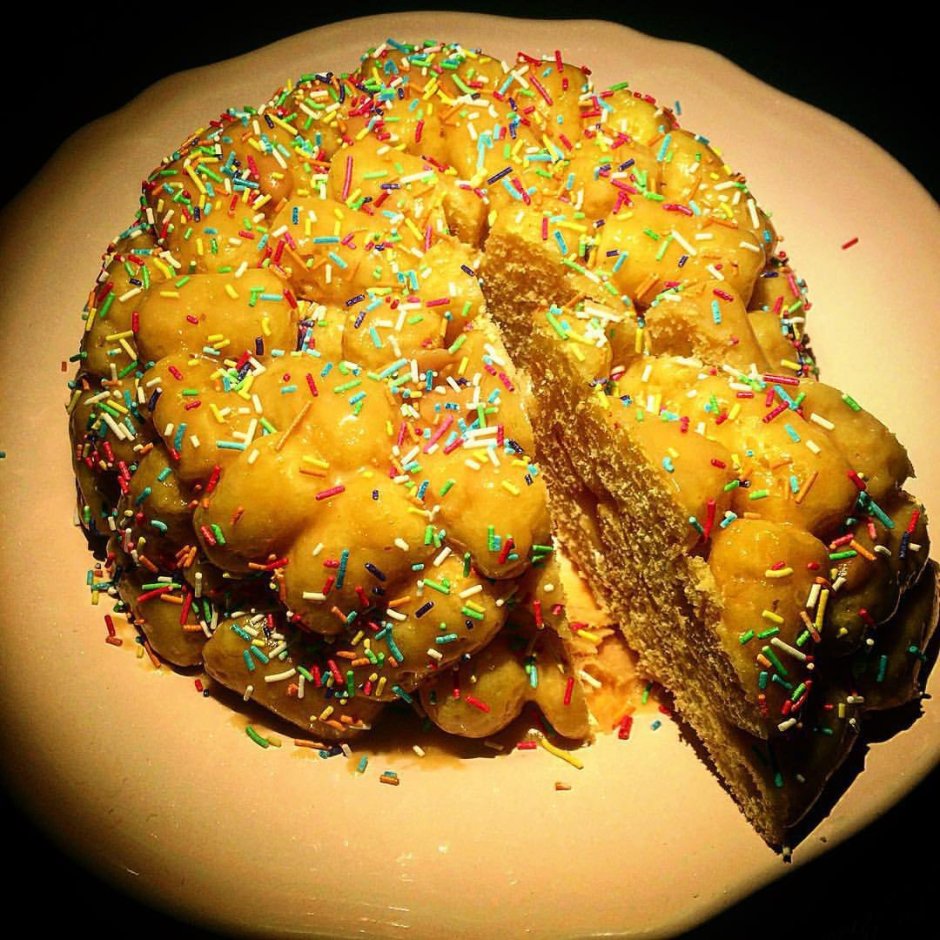 Торт украшенный кукурузными палочками