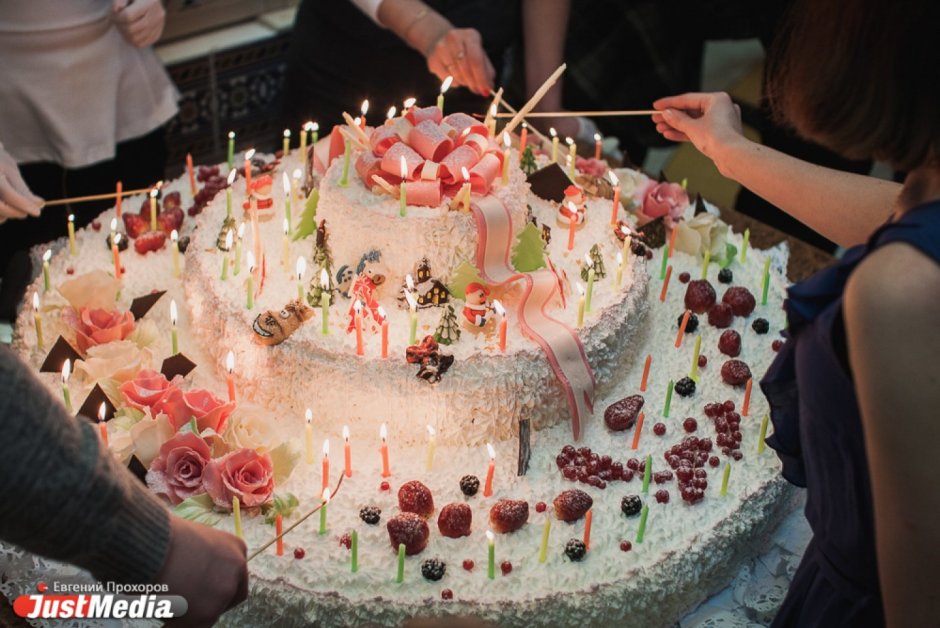 Большой торт на день рождения
