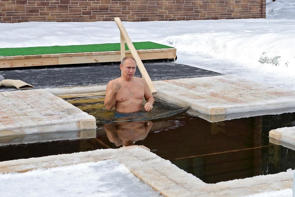Путин окунулся в прорубь 2021