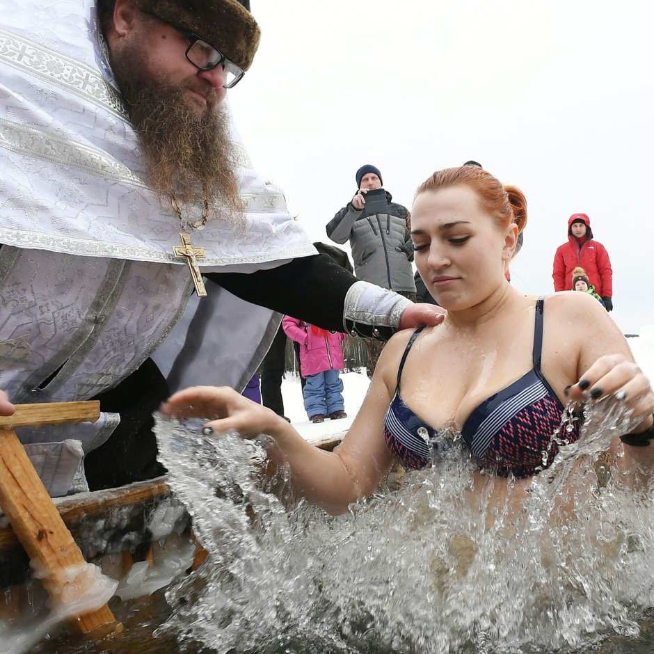 Регионал Анна Герман обнажила грудь во время купания на Крещение