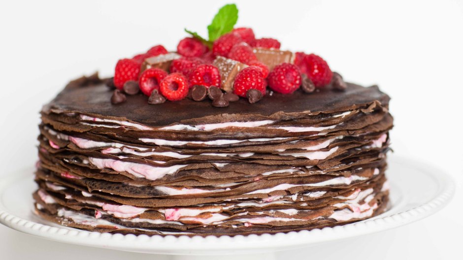 Блинный торт шоколадный с клубникой