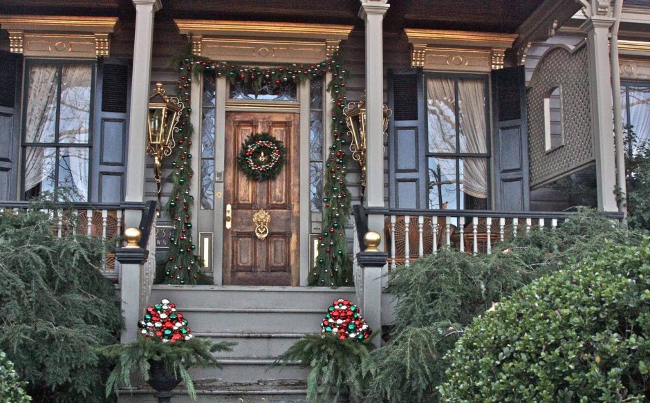 Новогоднее украшение входной двери в дом с крыльцом