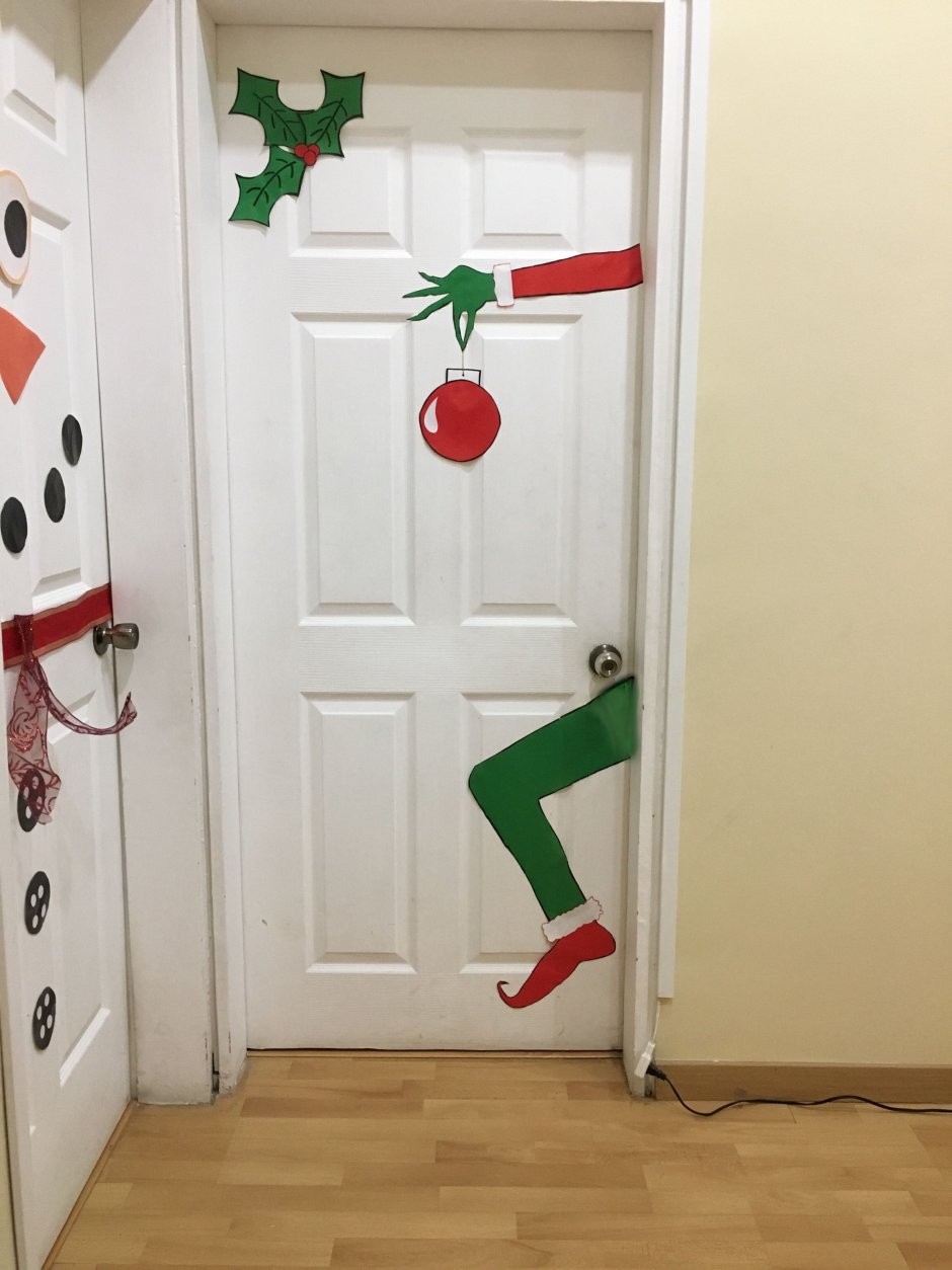 Украшение двери на новый год
