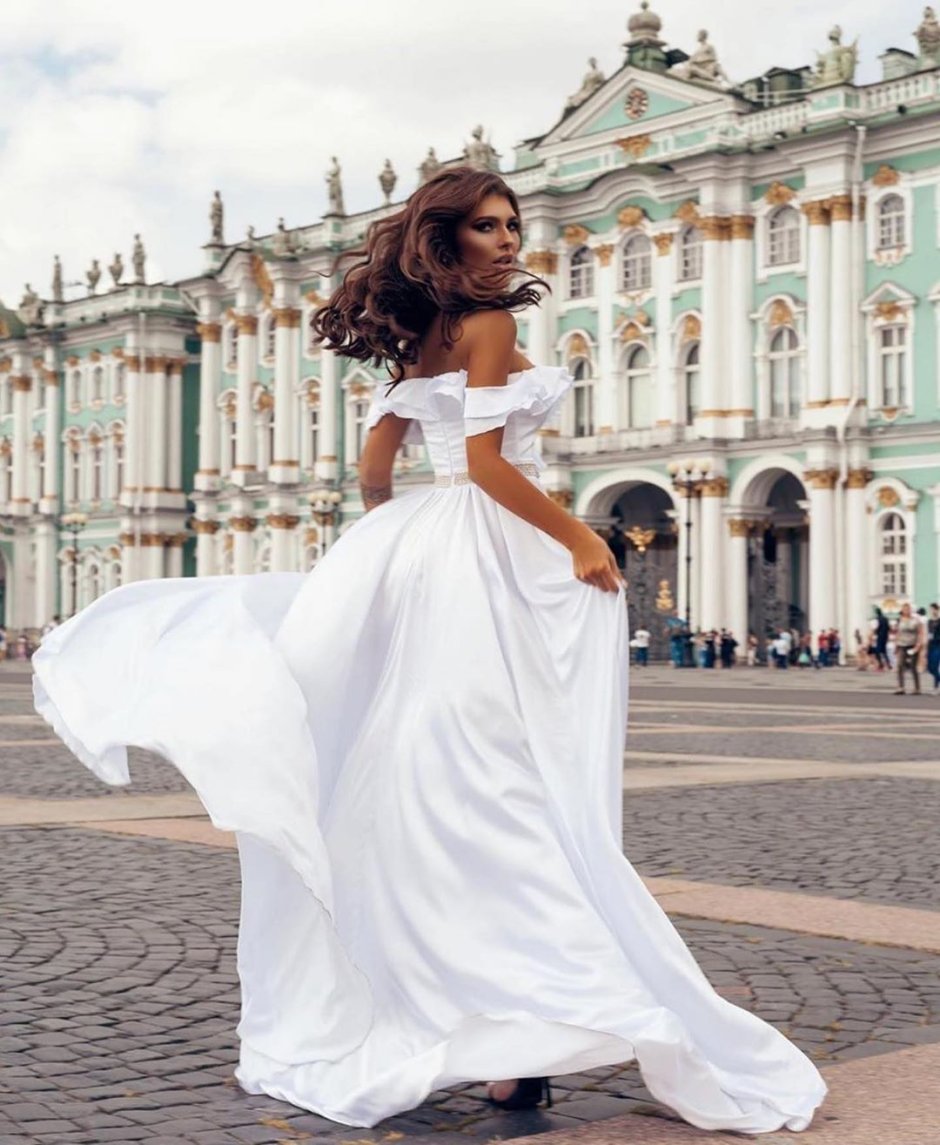Белое струящееся платье