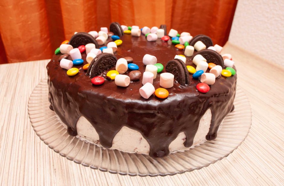 Украшение торта ммдемсом и шоколадками и печеньем