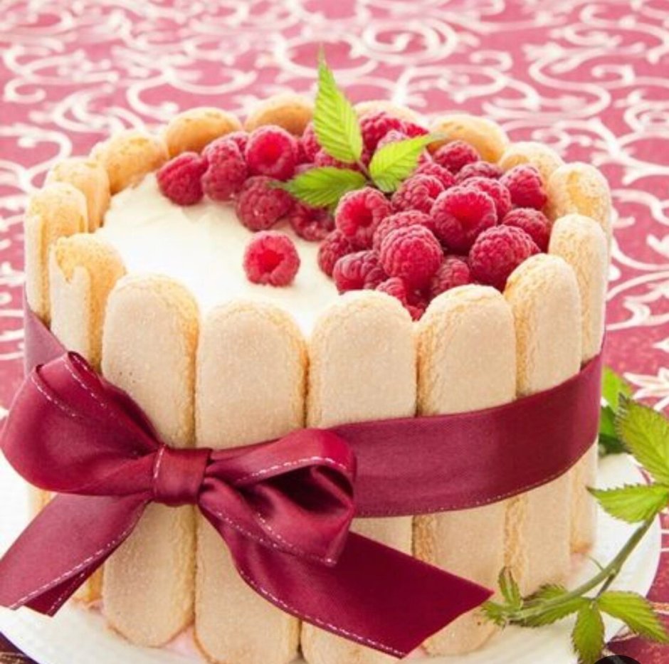 Торт тирамису украшенный малиной