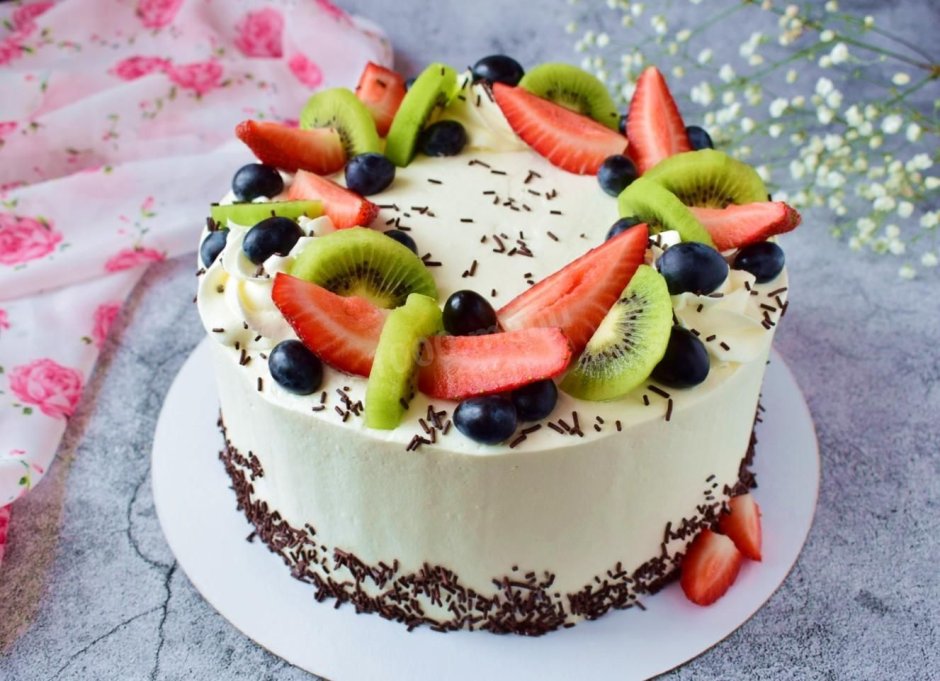 Украшение торта кремом и фруктами