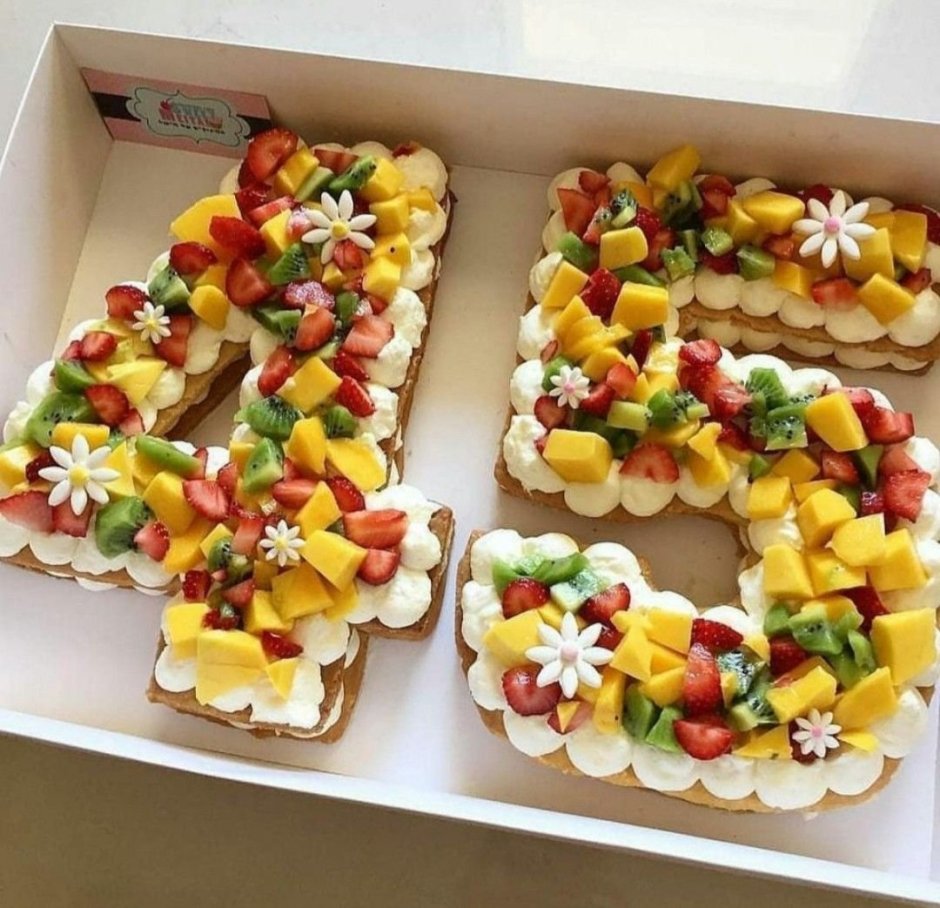 Торт цифра украшенный фруктами