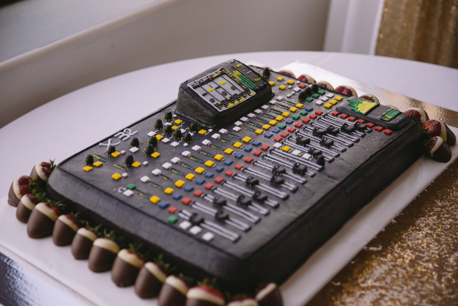 Торт для звукооператора Behringer x32