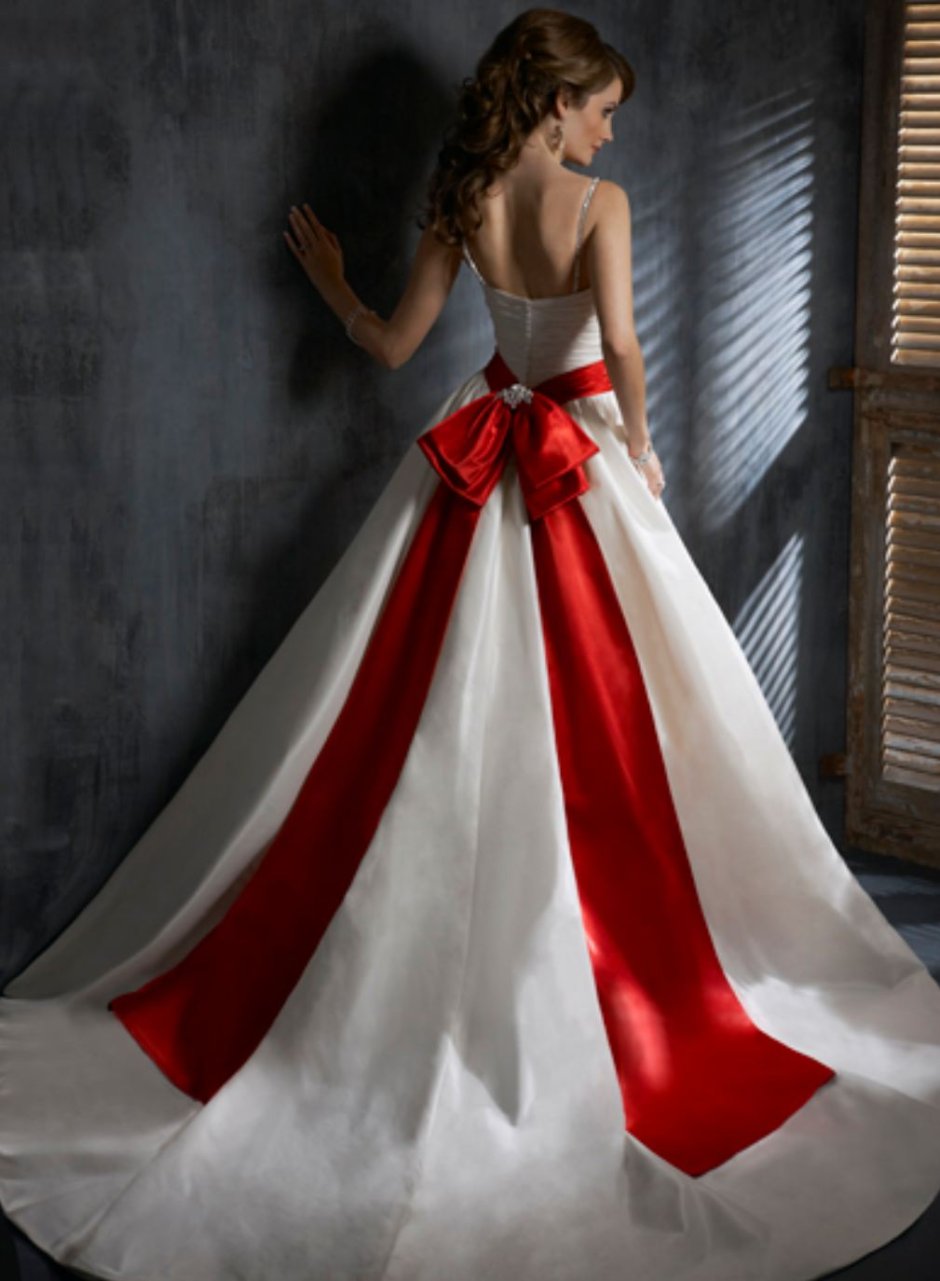Платье с бантом на спине