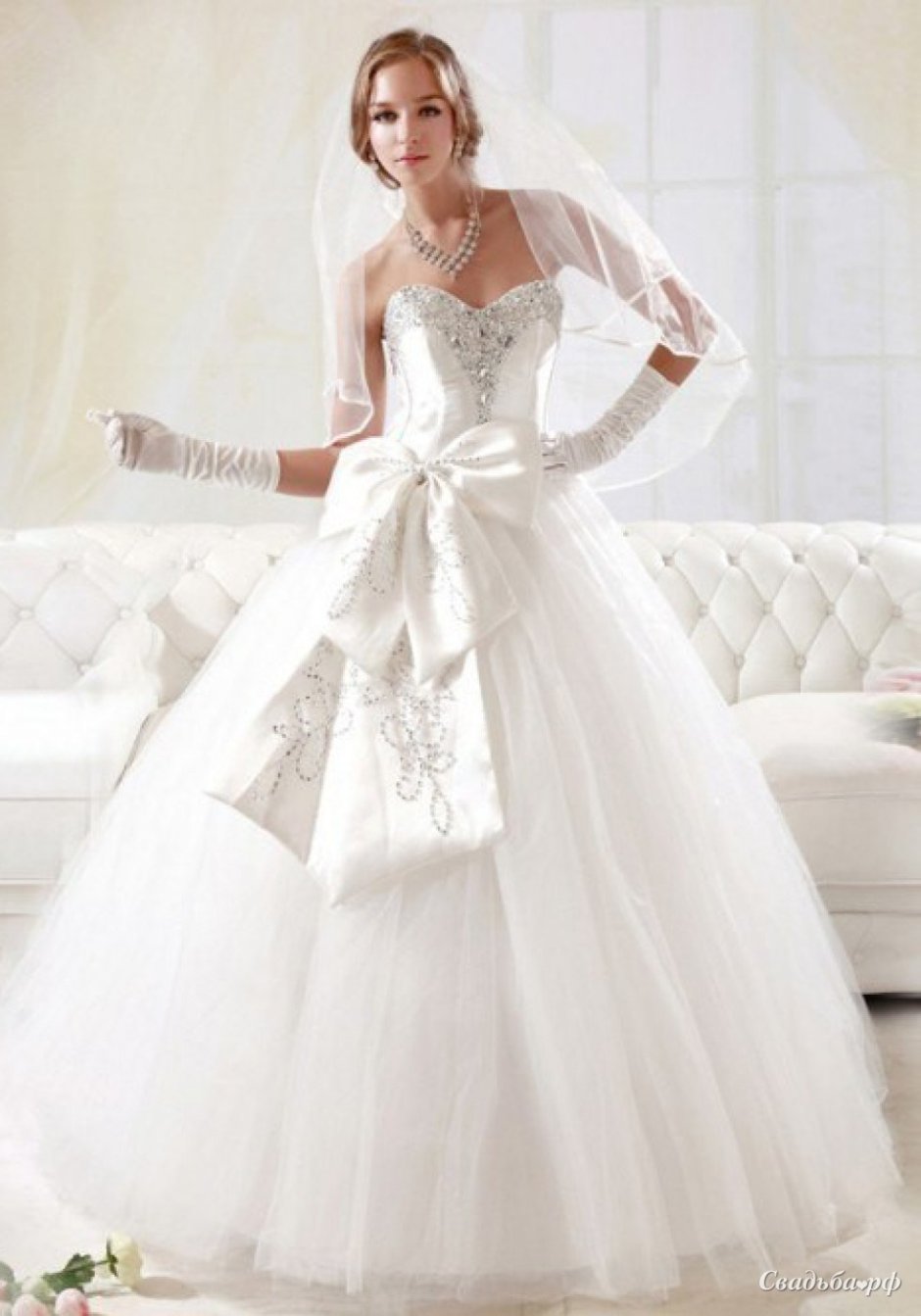 Свадебное платье с бантиком спереди