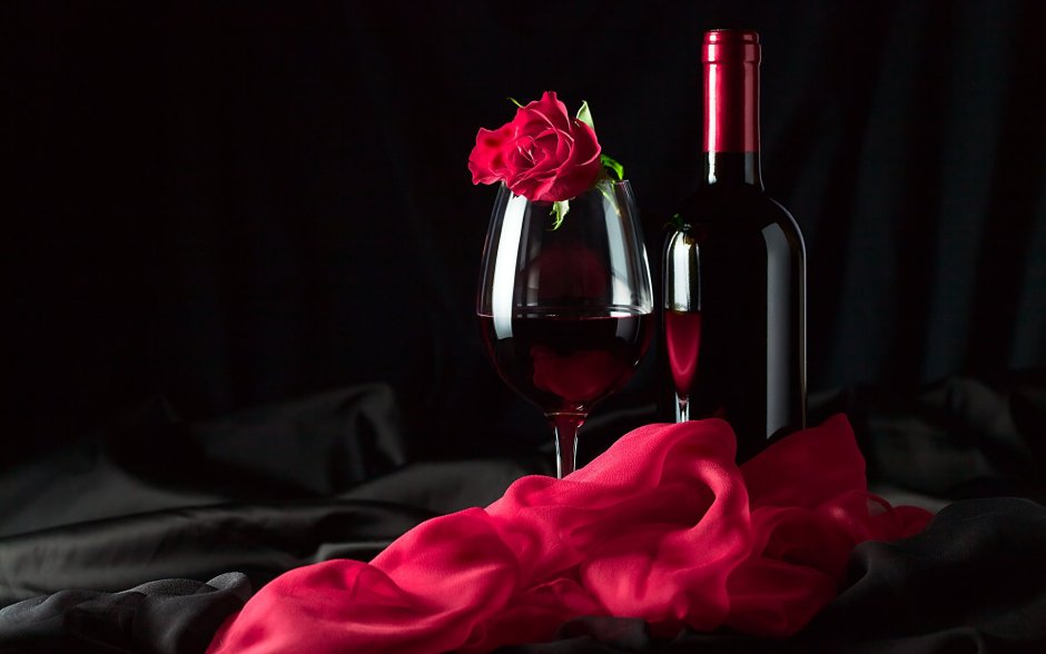 Красные розы и вино