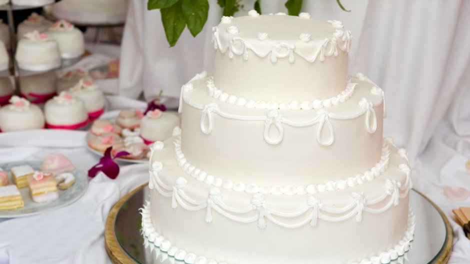 Свадебный торт с геометрической подставкой