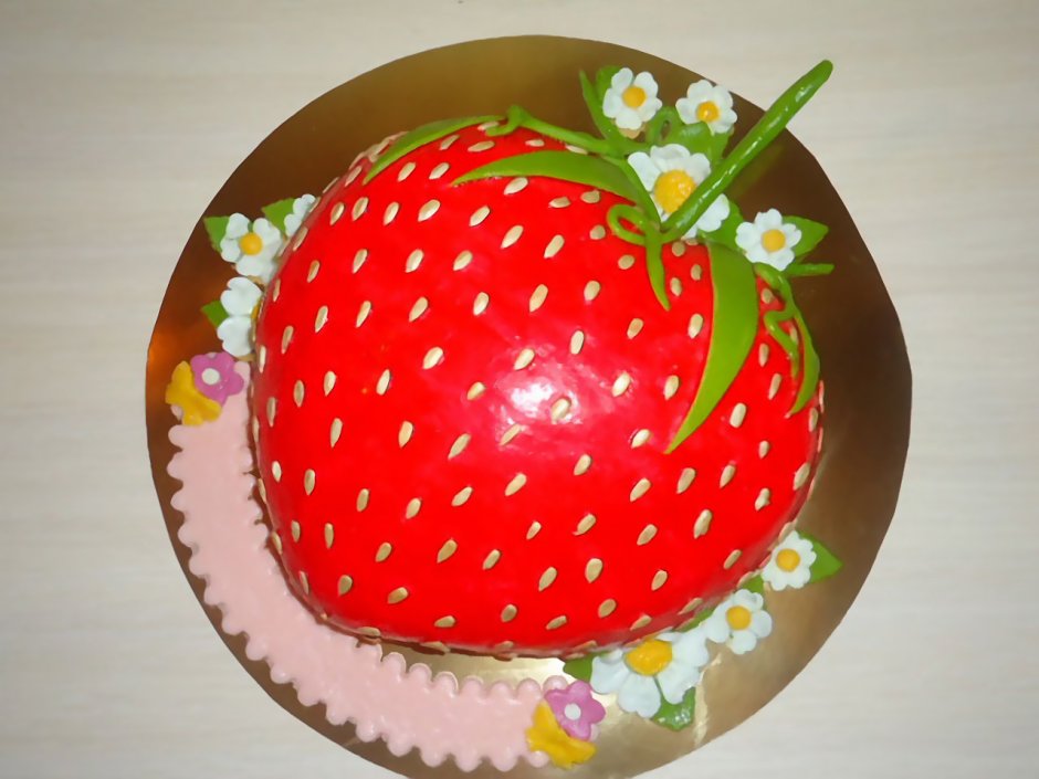 Торт в виде ягодки