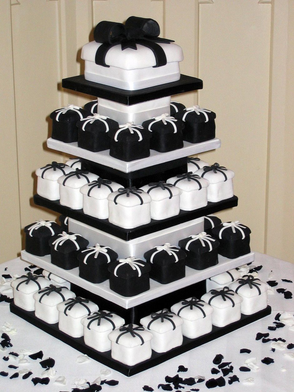Свадебный торт с капкейками в стиле рустик