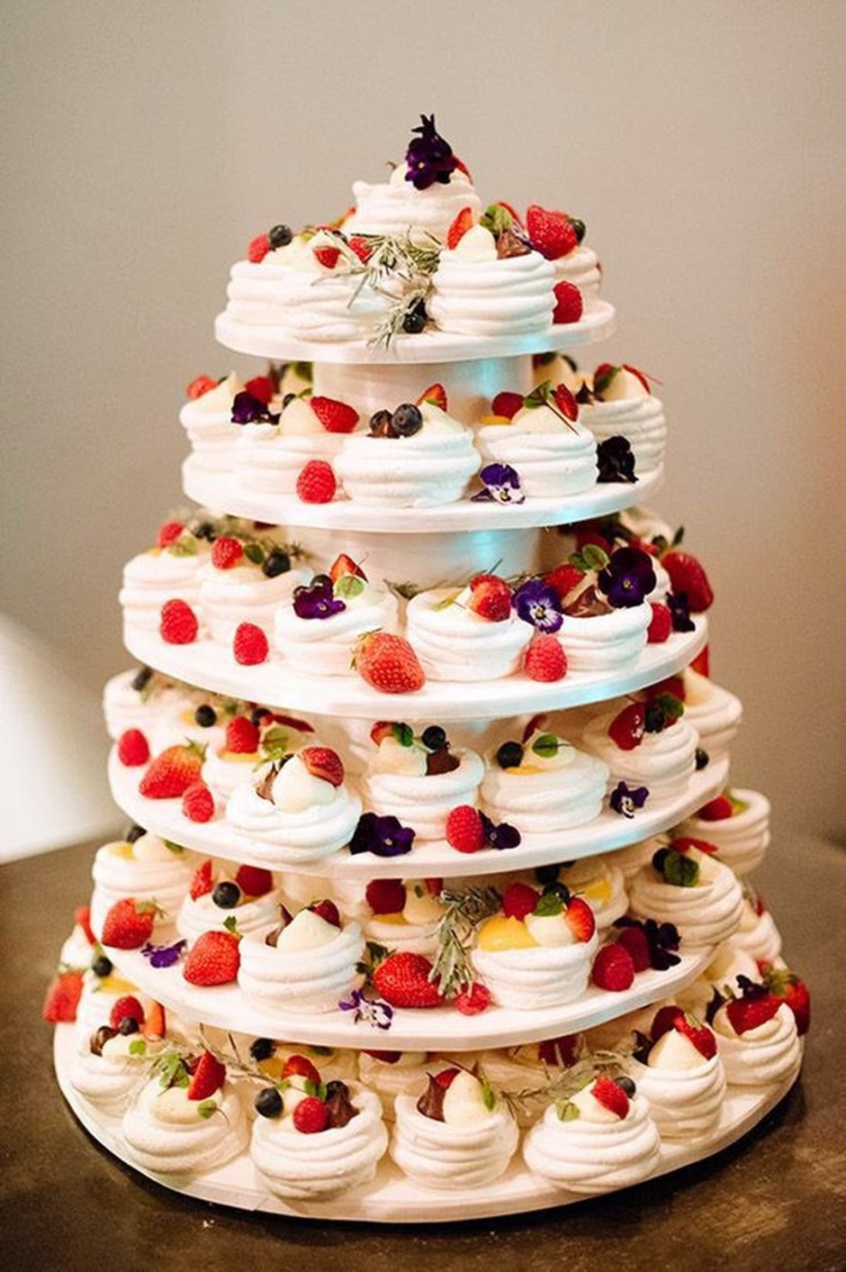 Свадебный торт с пирожными