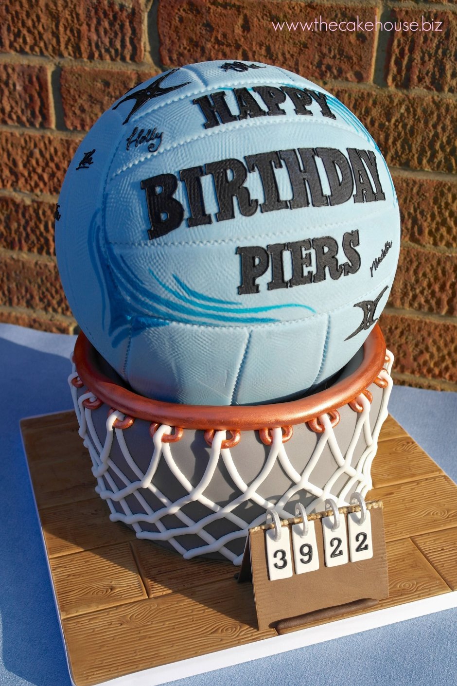 Торт с волейбольным мячом для девочки