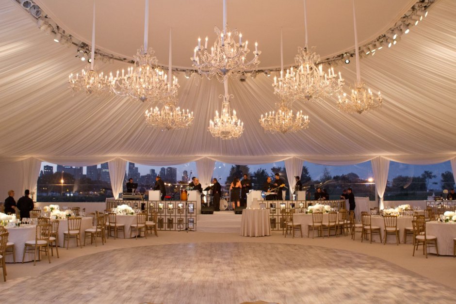 Свадебный банкетный зал на открытом воздухе
