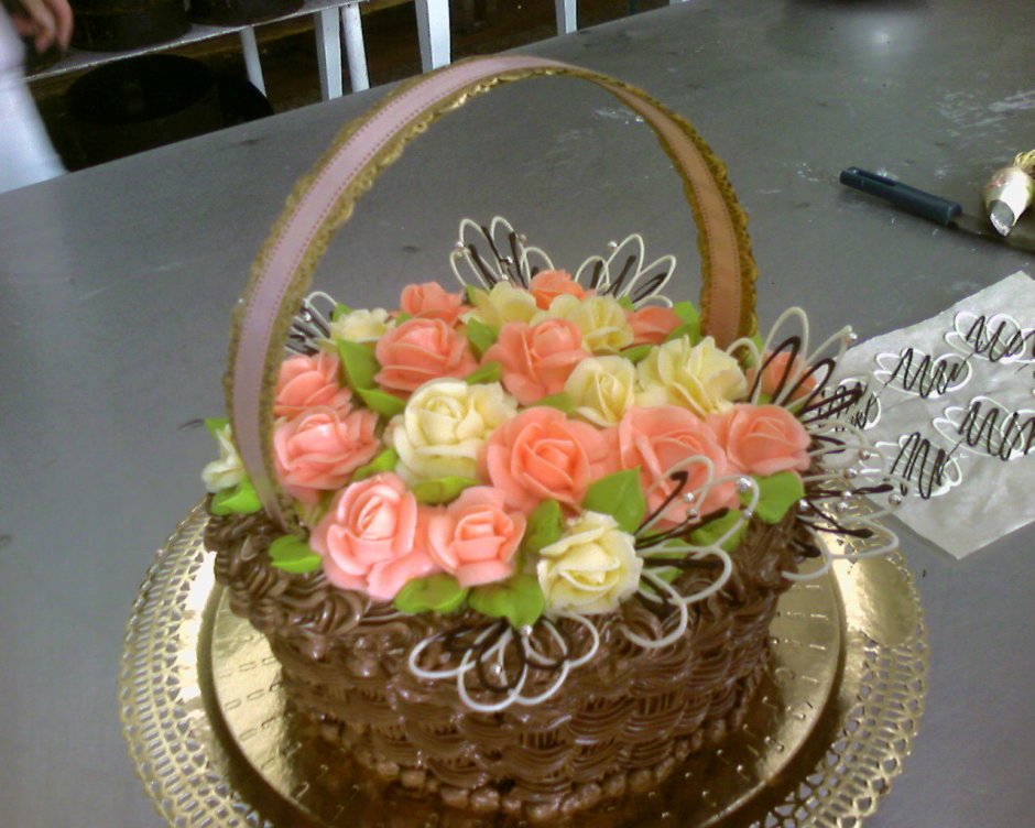 Гравитационный торт корзина с цветами