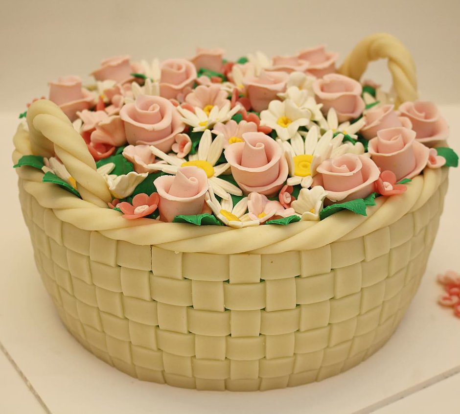 Торт корзинка с розами