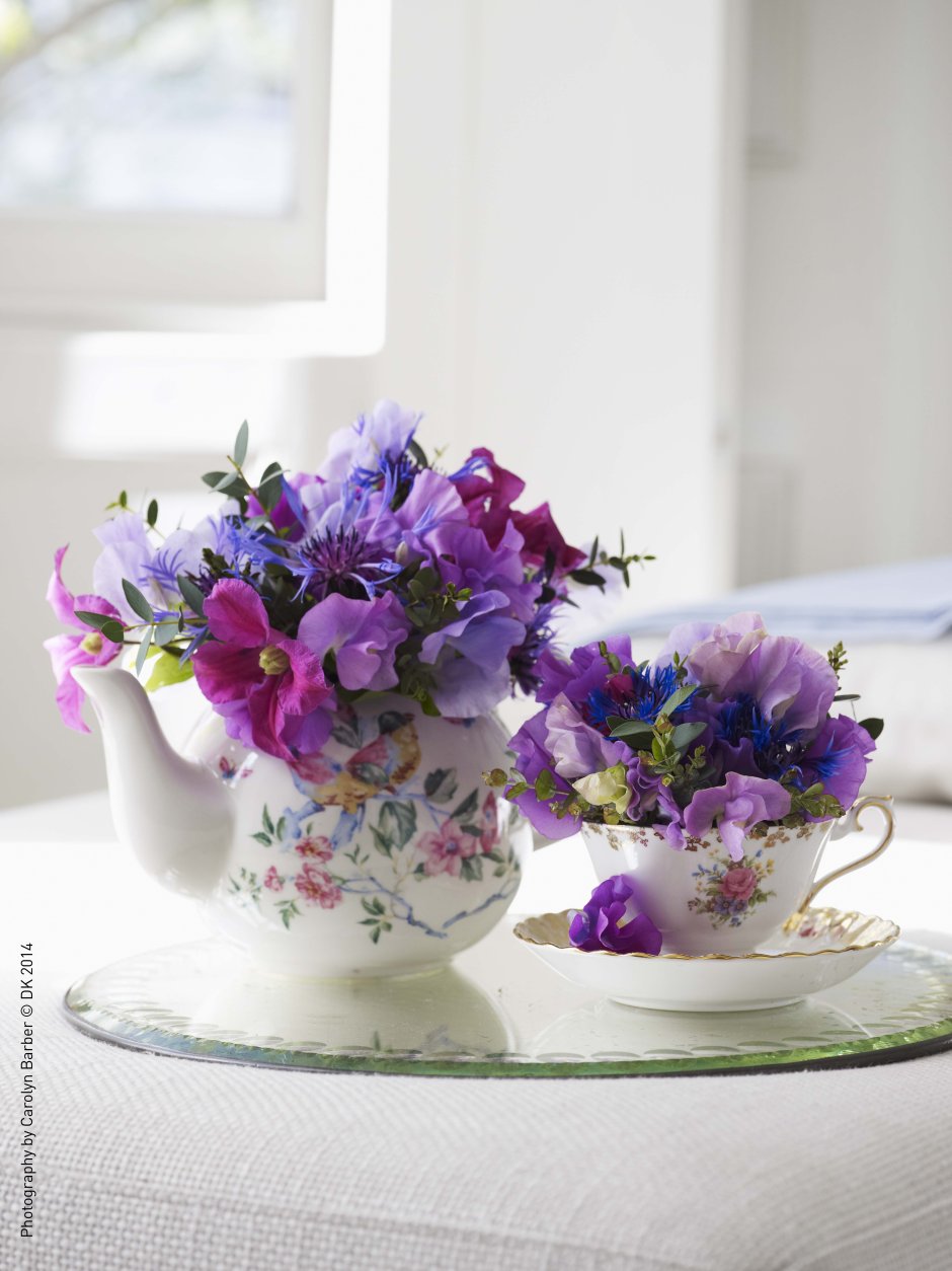 Весенние композиции цветов и чашка