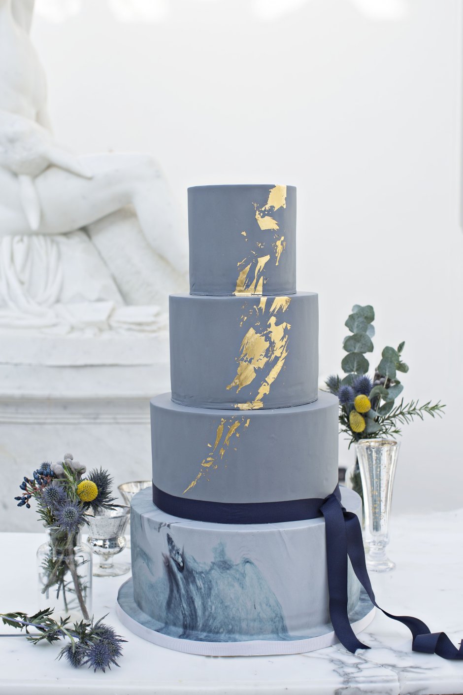Нежный белый свадебный торт мраморный