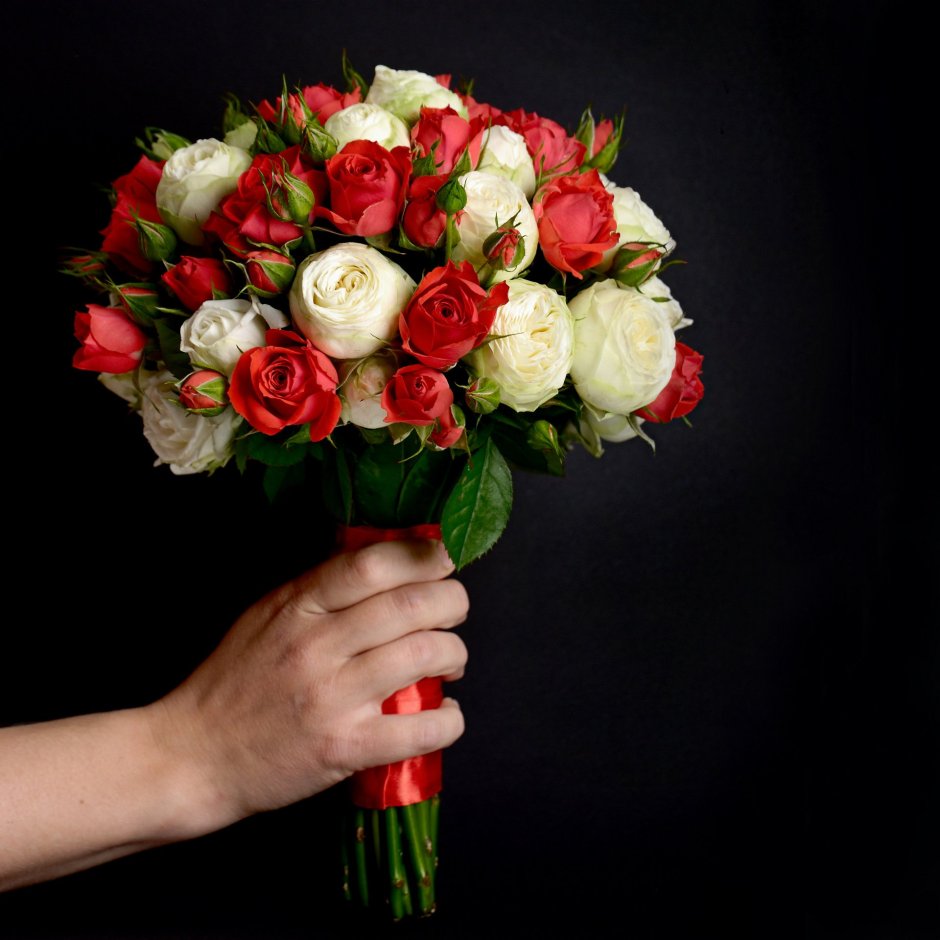 Букет невесты бело красный из кустовых роз