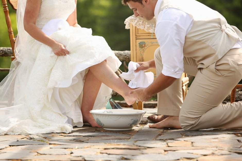 Жених омыл ноги невесте