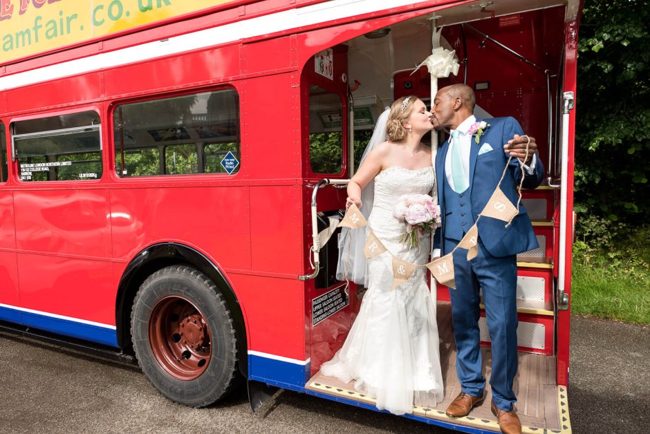 Украшение свадебного автобуса
