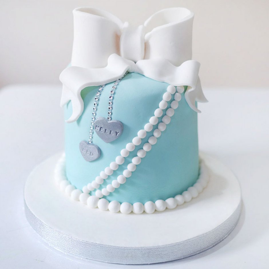 Свадебный торт с инициалами молодоженов