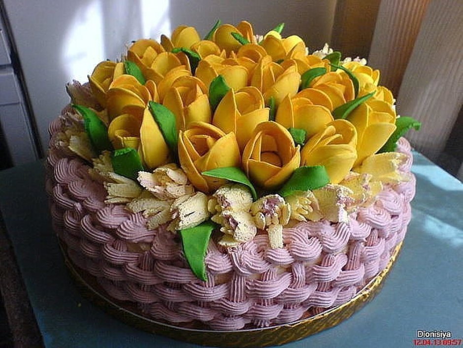Торт с весенними цветами из крема